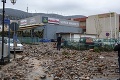 Záplavy na Kréte zmietli autá do mora: Obyvatelia museli vyliezť na strechy domov