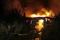 Dúbravku pohltili plamene! Požiar unimobunky si vyžiadal 2 ľudské životy: Zasahuje 32 hasičov
