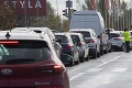 Šialené zábery z Bratislavy: Na niektorých drive-thru testovacích miestach je odhad čakania 25 hodín!