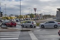 Šialené zábery z Bratislavy: Na niektorých drive-thru testovacích miestach je odhad čakania 25 hodín!