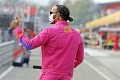 Ružový outfit spôsobil poriadny rozruch: Poškuľuje Hamilton po novom tíme?