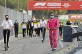Ružový outfit spôsobil poriadny rozruch: Poškuľuje Hamilton po novom tíme?
