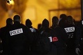 Francúzska polícia zadržala ozbrojeného muža: Ten ich ohrozoval nožmi