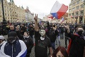 Už majú toho dosť! V Prahe sa protestovalo proti COVID opatreniam: Pán na fotke č. 2 sa nekašľal