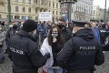 Už majú toho dosť! V Prahe sa protestovalo proti COVID opatreniam: Pán na fotke č. 2 sa nekašľal