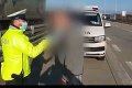 Policajti na diaľnici D2 zastavili kamionistu: Znepokojujúce odhalenie!