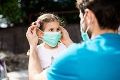Rodičia detí, ktoré museli ostať doma: Máte nárok na pandemickú OČR?