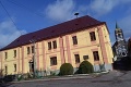 Celý obecný úrad v Pliešovciach je v karanténe: V dedine sa bude testovať cez okná
