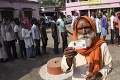 Milióny Indov si volia regionálny parlament: Dlhé rady pred volebnými miestnosťami