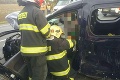 Pre nehodu na južnom Slovensku je uzavretá cesta: Hasiči vyslobodzovali zakliesnenú osobu z auta