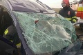 Pre nehodu na južnom Slovensku je uzavretá cesta: Hasiči vyslobodzovali zakliesnenú osobu z auta