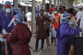 Obyvateľom Srí Lanky zákaz vychádzania nevonia, polícia má o robotu postarané