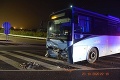 Čelná zrážka auta a autobusu pri Ilave: Nehoda si vyžiadala zranených