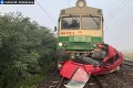 Hrôza na východe: Vlak tlačil auto 72-ročnej vodičky skoro pol kilometra