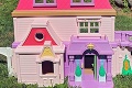 Umelkyňa prerába domčeky pre bábiky na strašidelné vily: Z tadeto by Barbie ušla!