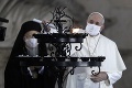 Pápež František si vyslúžil vlnu kritiky: Počas bohoslužby si po prvý raz nasadil rúško