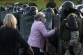 Bieloruská polícia zadržala približne 200 ľudí: Protesty ako po takmer dvoch mesiacoch neutíchajú