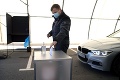 Originálne voľby počas pandémie: Litovčania hlasujú aj z auta