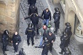 V Česku sa konal protest, prišli aj futbaloví chuligáni: Útok na policajtov!