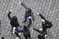 V Česku sa konal protest, prišli aj futbaloví chuligáni: Útok na policajtov!