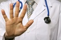 Libanonský lekár žijúci v Nemecku odmietol potriasť žene rukou: Také následky nečakal