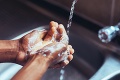 Všetko o správnom umývaní rúk: Ako dlho by sa mali čistiť a čo je lepšie ako voda s mydlom?