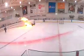 Šialené zábery z hokejového štadióna: Po ľade sa rútila horiaca rolba
