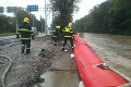 Voda naďalej spôsobuje problémy, hasiči sa nezastavia: Zachraňovali muža, ktorý uviazol na moste