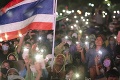 Bangkok zaplnili desaťtisíce demonštrantov: Otvorili tému, ktorá je v krajine úplné tabu