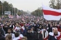 Slzotvorný plyn a zábleskové granáty: Polícia zadržala na masových protestoch v Bielorusku stovky ľudí