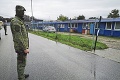 Prísny režim: Trenčiansku ulicu v karanténe stráži už aj armáda