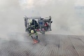 Trnava v plameňoch: Horí výrobná hala sedačiek, okolie areálu je husto zadymené