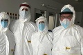 Lekári v Komárne úspešne operovali pacienta s koronavírusom: Zákrok prebehol za prísnych opatrení
