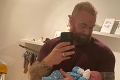 Islandský silák sa stal otcom: Nádherné fotky so synčekom