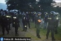 V Plaveckom Štvrtku sa mlátila stovka ľudí! Zasahovali policajti, vzduchom lietali kamene