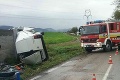 Dodávka v Nemšovej zdemolovala plot: Vodiča ratovali hasiči aj záchranári