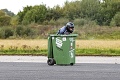 Bizarný Guinnessov rekord: Zistíte, čo robil muž v smetiaku, zhrozíte sa