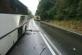 Zrážka autobusu s osobným autom: Hlásia zranených, fotky priamo z miesta nehody