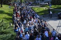 Stovky ľudí pochodovali v Poprade kvôli dianiu v nemocnici: Podpora zdravotníkom