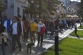Stovky ľudí pochodovali v Poprade kvôli dianiu v nemocnici: Podpora zdravotníkom