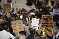 Londýnčania toho majú dosť: Protestovali proti pandemickými opatreniam, zasahovala polícia