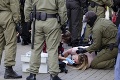 Na proteste v Minsku zadržali 200 žien: Medzi nimi aj odvážnu babičku, z ktorej sú policajti na nervy