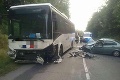 Hrozivá čelná zrážka autobusu a osobného vozidla: Hlásia zranených, z auta ostala len kopa šrotu