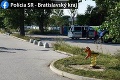 V Bratislave sa zrazili dvaja kolobežkári: Jeden skončil v nemocnici, druhý ušiel