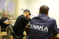 Rozsiahla akcia NAKA: Policajti zadržali päť osôb vrátane sudcov, obvineniu čelí 11 ľudí