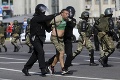 Masové protesty v Bielorusku pokračujú, tvrdý zásah polície: Zadržali vyše 500 ľudí