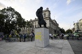 Churchillovu sochu mal porušiť 18-ročný mladík: Polícia ho obvinila z poškodenia verejného majetku