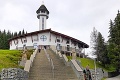 Na severe Slovenska sa rozmáha korona: Ako sa dodržiavajú opatrenia v kostoloch? Prekvapivý záber z omše