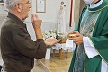 Na severe Slovenska sa rozmáha korona: Ako sa dodržiavajú opatrenia v kostoloch? Prekvapivý záber z omše