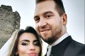 Známy slovenský spevák sa oženil: Krásna nevesta zažiarila v šatách s nadupaným dekoltom